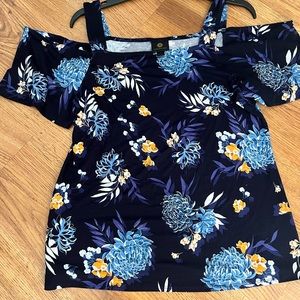 New JM Collection Cold Shoulder Top Sz Small